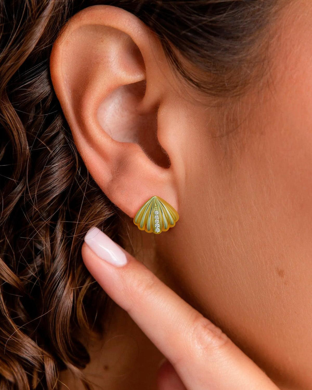 Molenia Shell Stud Earrings