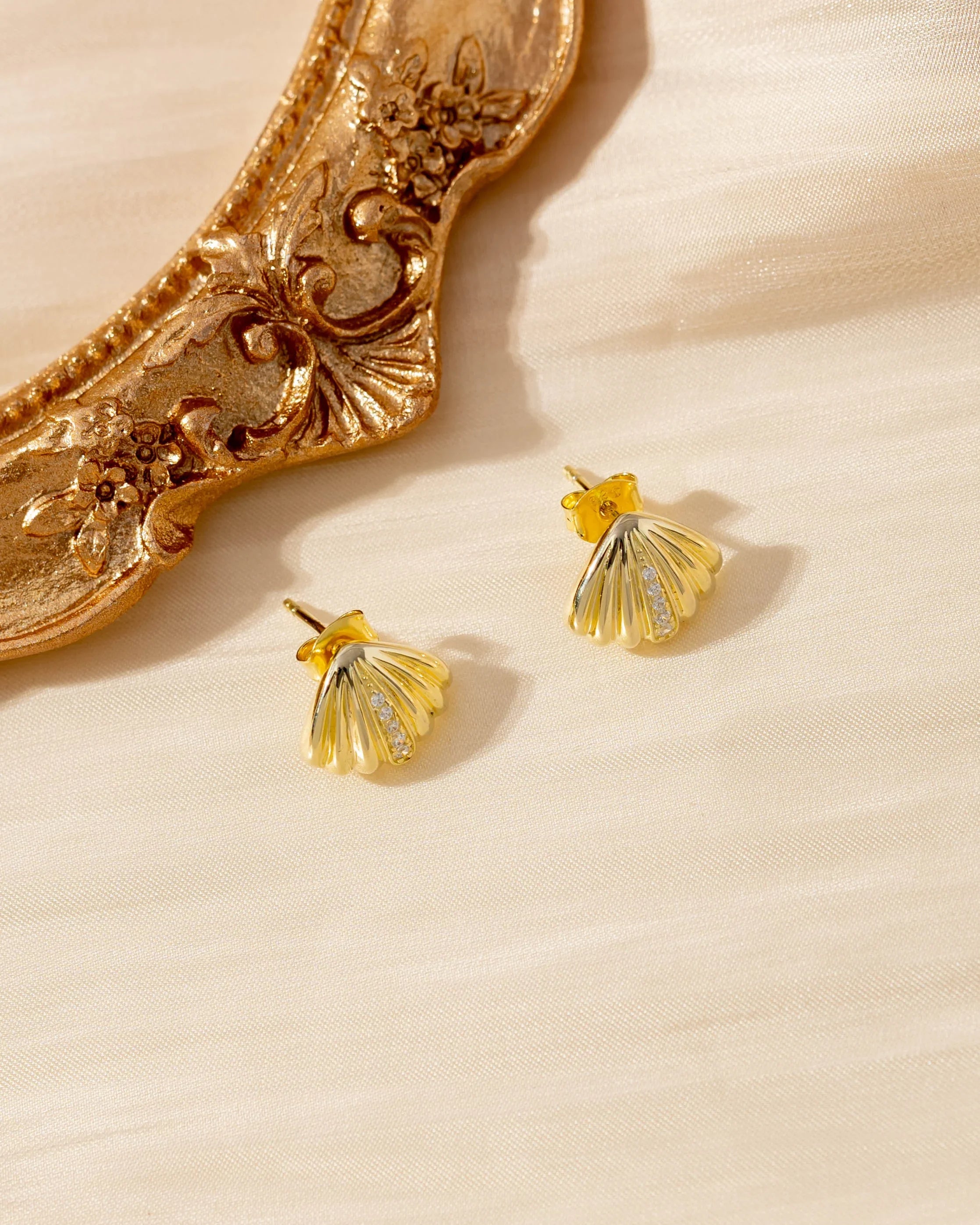 Molenia Shell Stud Earrings