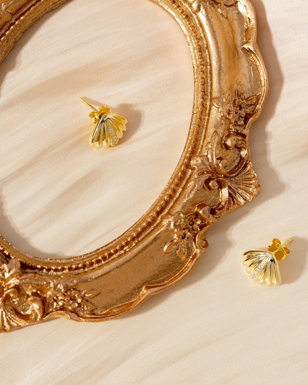 Molenia Shell Stud Earrings