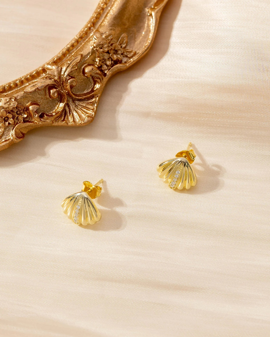 Molenia Shell Stud Earrings