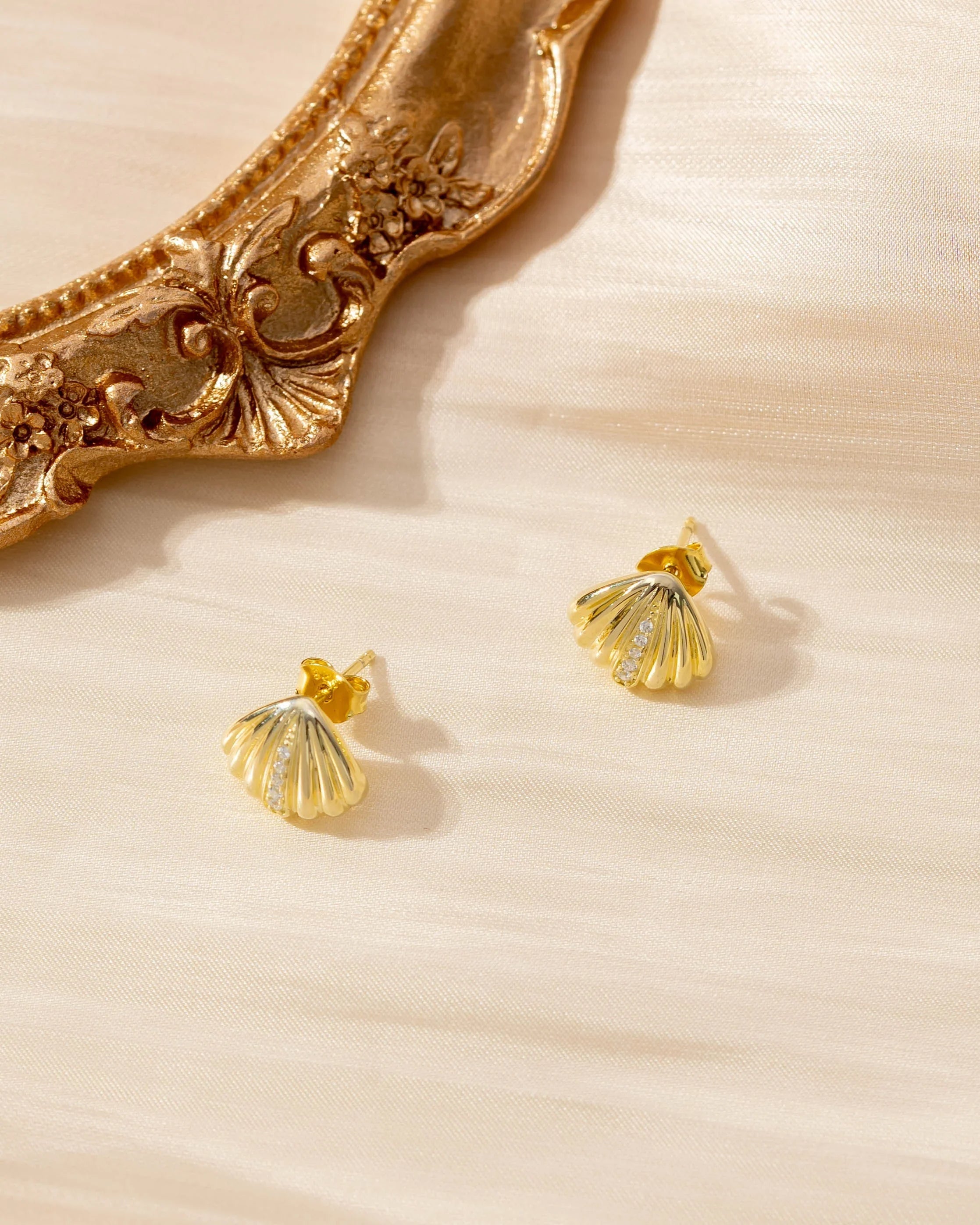 Molenia Shell Stud Earrings